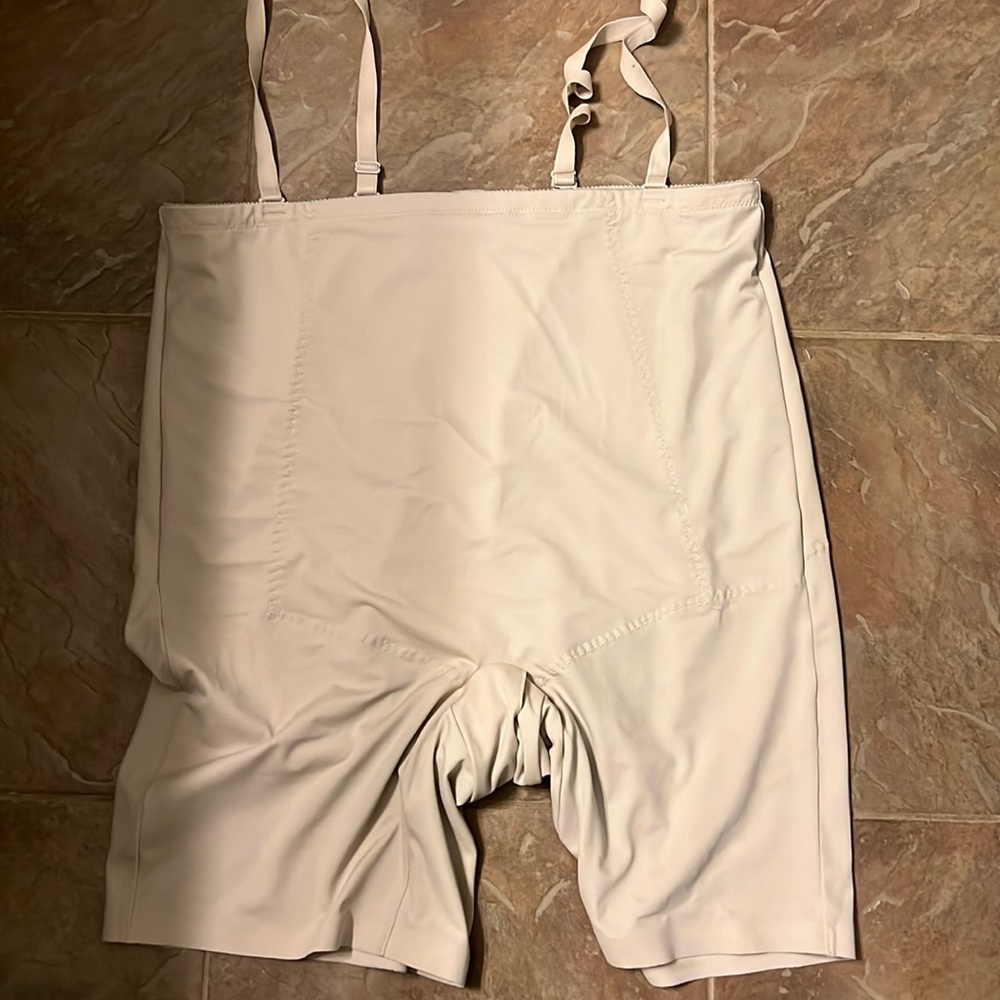 Motif postpartum garment